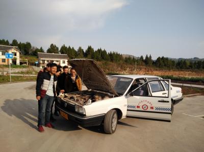 學員們打開引擎蓋熟悉里面的構造